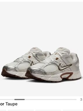 Nike V5 RNR Women’s Sneakers in Sail/Orewood